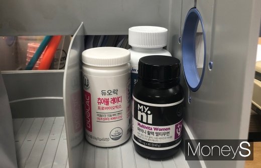 회사 사무실 책상에 비치해둔 영양제. /사진=한아름 기자
