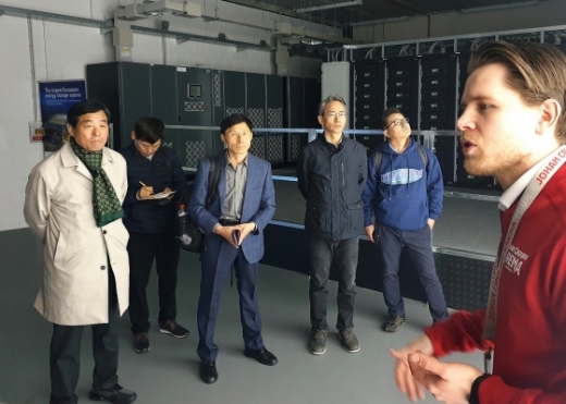 지난달 29일(현지시간) 네덜란드 암스테르담의 요한 크루이프 아레나를 방문한 윤화섭 안산시장(왼쪽 첫번째)이 에너지저장시스템에 대해 관계자의 설명을 듣고 있다. / 사진제공= 안산시