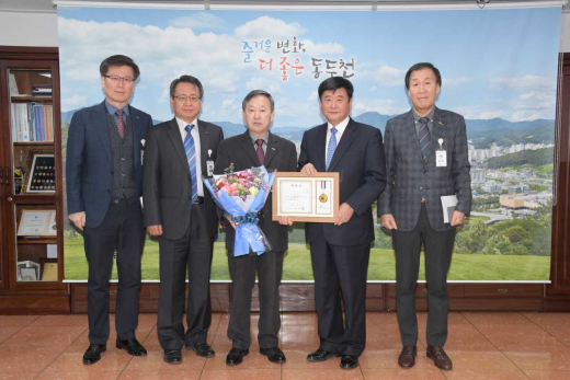 동두천시, 4월 '1일 명예시장'에 동은서도회 강건남 회장(가운데) 위촉. / 사진제공=동두천시