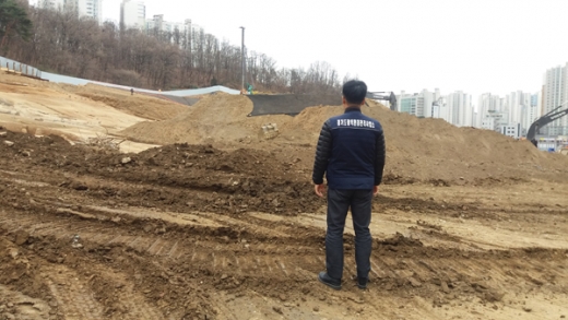 경기도 광역환경관리사업소는 지난달 7일부터 21일까지 성남, 안양, 과천, 군포, 의왕 지역 내 비산먼지 발생사업장 66개소를 대상으로 시군 합동 특별단속을 실시한 결과, 총 16건의 위반사항을 적발했다고 2일 밝혔다. / 사진제공=경기도