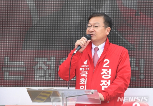 4.3 국회의원 보궐선거 공식적인 선거운동 첫날인 지난달 21일 오전 경남 고성군 고성읍 고성축협 앞 광장에서 통영·고성 지역구 자유한국당 정점식 후보가 유권자들에게 지지를 호소하고 있다. /사진=뉴시스