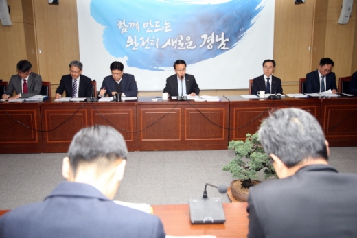 경상남도가 지난 1일 도정회의실에서 월간 전략회의를 열고 도정 4개년 계획 추진사항에 대해 점검하는 시간을 가졌다./사진제공=경남도