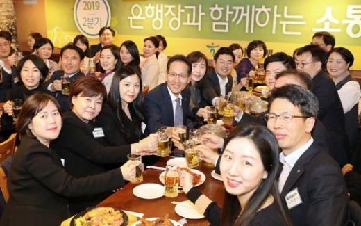 KEB하나은행이 지난 1일 오후 서울 을지로 본점 강당에서 ‘은행장과 함께하는 소통과 공감’ 생방송 간담회를 개최한 후 지성규 하나은행장(사진 가운데)과 임직원들이 인근 호프집에서 치맥을 함께하며 기념촬영을 하고 있다. /사진=KEB하나은행