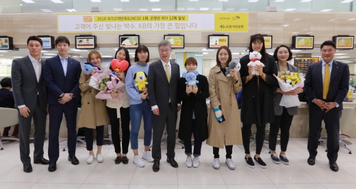 지난 1일 KB국민은행 여의도영업부에서 진행된 KB스타즈 통합우승 축하 기념 촬영에서 참석자들이 포즈를 취하고 있다. 왼쪽 두번째부터 KB스타즈 김진영 선수, 강아정 선수, 김민정 선수, 허인 KB국민은행장, 심성영 선수, 염윤아 선수, 박지수 선수, 정미란 선수, 안덕수 감독. /사진=KB국민은행