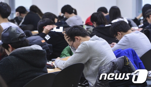 노량진 공무원 학원에서 공부하고 있는 공시생들./사진=뉴스1