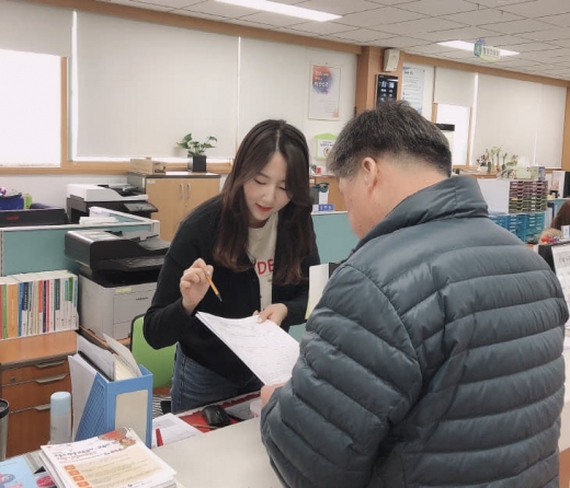 친절하게 민원을 처리하고 있는 박예진 주무관. / 사진제공=수원시