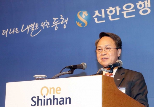 2일 서울 중구 을지로 소재 롯데호텔에서 진행된 ‘우수 고객 초청 조찬 세미나’에서 진옥동 신한은행장이 참석 고객들에게 감사의 말씀을 전하는 모습 / 사진=신한은행.