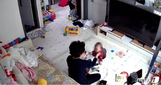 금천구 아이돌보미. 14개월 영아의 부모가 아이돌보미의 학대 영상을 공개하면서 강력한 처벌과 재발 방지를 요구했다.  /사진=뉴스1