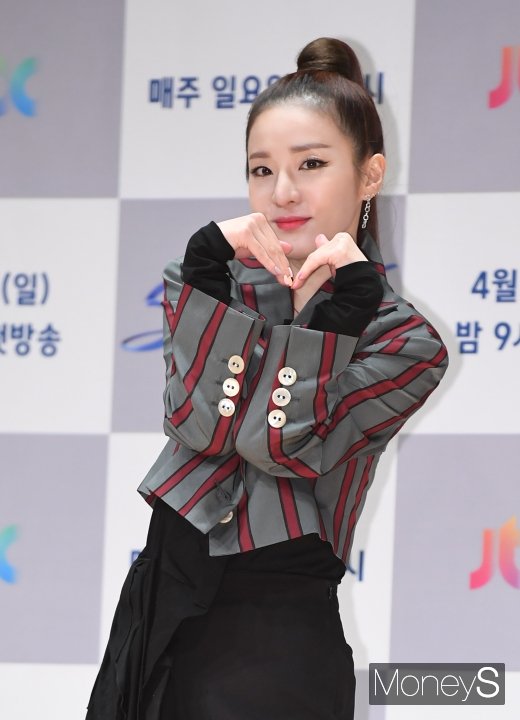 [머니S포토] 산다라박 '독특한 하트'