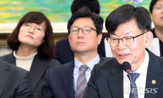 '갑질' 논란으로 직무정지 조치를 받았던 유선주 국장이 직위해제 됐다. /사진=뉴시스
