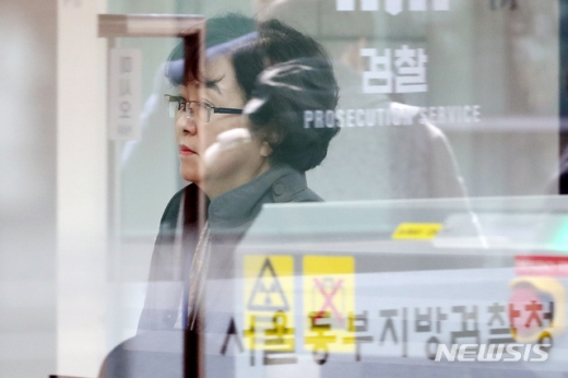  ‘환경부 블랙리스트 문건’ 의혹으로 검찰에 3차 소환된 김은경 전 환경부 장관이 5시간 넘는 조사를 마친 뒤 귀가했다. /사진=뉴시스