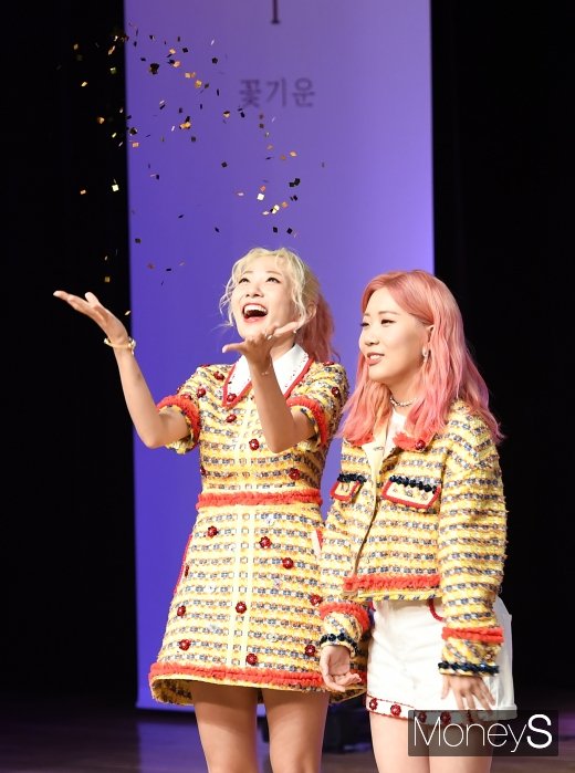 [머니S포토] 볼빨간사춘기 '꽃가루 날리며~'