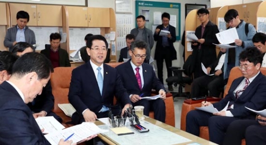 2일 전남도청 기자실에서 김영록 전남도지사가 도민과 대화의 성과 및 평가 기자간담회를 갖고 각 시군의 우수 시책을 소개하고 있다./사진=전남도 제공
