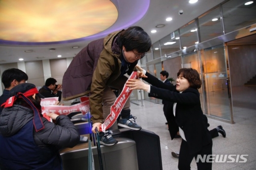 민주노총이 국회 본청 로비에서 연좌 투쟁을 벌이고 있다. /사진=뉴시스