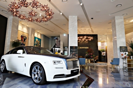 롤스로이스, 청담동 카페에 레이스 전시. /사진=롤스로이스모터카