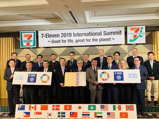 / 글로벌 편의점 세븐일레븐은 지난 28일 오전 일본 도쿄에서 '지속가능발전목표(SDGs)' 지지 서약식을 가졌다. 이날 행사에 참석한 조 디핀토 SEI 대표(첫째줄 왼쪽 네번째), 정승인 세븐일레븐 대표(첫째줄 맨 오른쪽) 등 전 세계 17개국 세븐일레븐 주요 관계자들이 서약식을 갖고 기념 촬영을 하고 있다.(세븐일레븐 제공)
