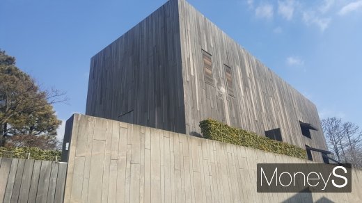 정부가 단독주택 공시가격 형평성 문제가 불거진 서울 10여개 자치구를 대상으로 공시가 적정성을 재조사한다. 사진은 서울 용산구 이태원동 이건희 삼성전자 회장 자택. /사진=김창성 기자