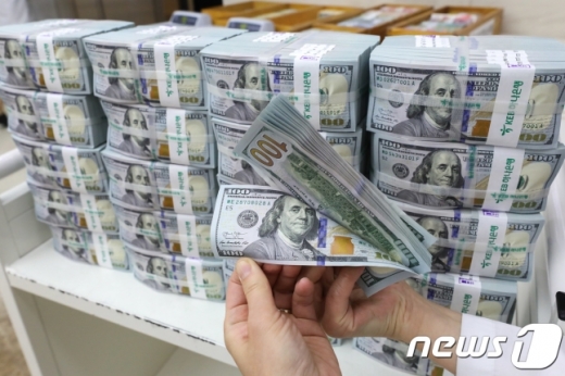 서울 KEB하나은행 명동점 위변조대응센터에서 직원이 달러를 살펴보고 있다./사진=뉴스1