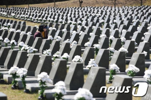 제주 4·3 71주년 추념식을 이틀 앞둔 지난 1일 한 유가족이 희생자의 넋을 위로하기 위해 제주시 봉개동 4·3 평화공원 내 행방불명인 표지석을 찾고 있다. /사진=뉴스1