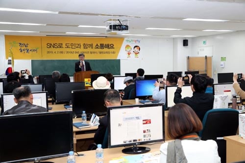 안병옥 전남도대변인이 2일 도 SNS서포터즈단 발대식에서 도 역점시책과 전남의 생생한 정보를 지구촌 곳곳에 신속하게 알려 줄 것을 당부하고 있다./사진=전남도 제공