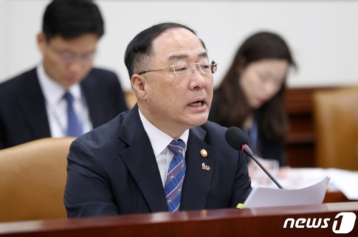홍남기 경제부총리 겸 기획재정부 장관이 3일 오전 서울 종로구 정부서울청사 영상회의실에서 열린 제12차 경제활력대책회의에서 모두발언을 하고 있다. /사진=뉴스1