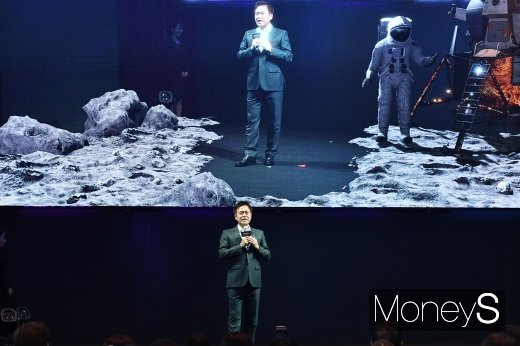 [머니S포토] 5G시대 개막, 5GX 소개하는 박정호 사장
