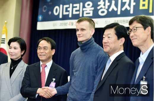 [머니S포토] 진대제 블록체인협회장과 기념촬영하는 이더리움 창시자