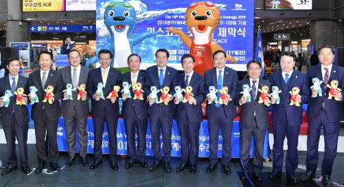 이용섭 광주광역시장(대회조직위원장)이 2일 오후 서울 용산역 광장에서 열린 2019광주FINA세계수영선수권대회 D-100일 마스코트 수리·달이 조형물 제막식에 참석해 박원순 서울시장, 김동찬 광주시의회 의장, 장병완 민주평화당 원내대표, 권오봉 여수시장, 성장현 용산구청장, 조영택 조직위 사무총장 등과 함께 제막식 퍼포먼스를 하고 있다./사진제공=광주광역시