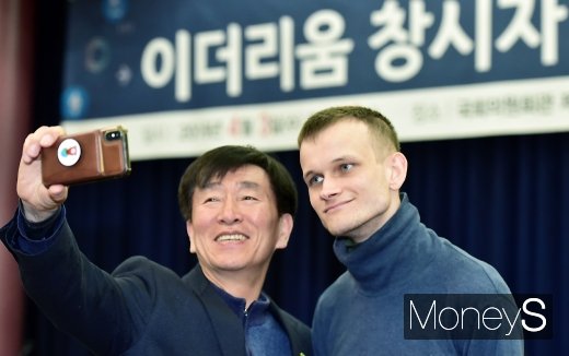 [머니S포토] 셀카 찍는 이더리움 창시자 바틸릭 브테린