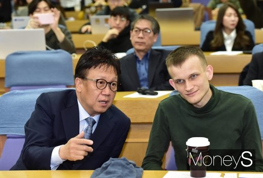 [머니S포토] 블록체인 의견 나누는 민병두 의원과 비탈릭 부테린