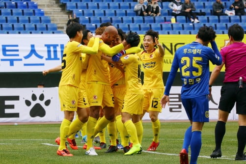지난달 10일 아산전 펠리페 득점 세리머니/사진제공=광주FC