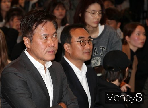 [머니S포토] 5GX 서비스 영상 바라보는 박정호 사장