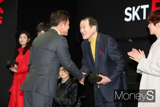 [머니S포토] 30년 장기고객에게 신제품 전달하는 박정호 사장
