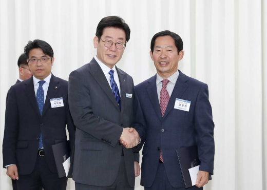 오산시(시장 곽상욱)는 경기도  4월 공감 소통의날 행사에서  2019년(2018년 실적)지방세 체납정리 평가에서 최우수상과 4천만원의 시상금을 수상했다고 밝혔다. / 사진제공=오산시