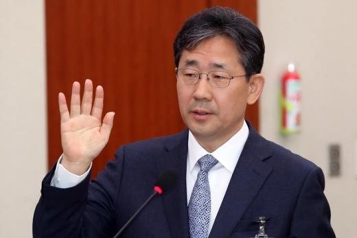 박양우 문화체육관광부 장관이 후보로 선 인사청문회 현장에서 선서를 하고 있다. /사진=뉴스1