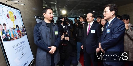 [머니S포토] 디노랩 관련 설명듣는 최종구·손태승