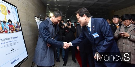 [머니S포토] 디노랩 개소식, 악수 나누는 최종구 위원장