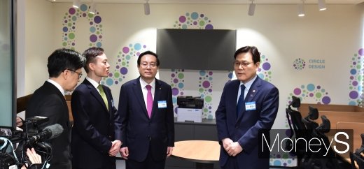[머니S포토] 우리은행 디노랩 둘러보는 최종구 금융위원장과 손태승 우리금융그룹 회장