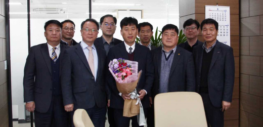 한기진 한국농어촌공사 경기지역본부 본부장이 3일 'BEST 경기人상' 수상자인 평택지사 방춘배 과장에게 표창을 수여하고 격려하고 있다. / 사진제공=한국농어촌공사 경기지역본부 