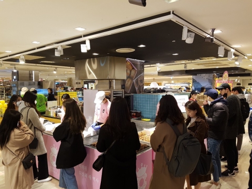 롯데백화점 본점 ‘나리꼬모’ 팝업 스토어에 고객들이 구입을 위해 기다리고 있다./사진=롯데백광주점 제공.