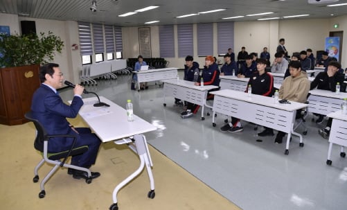 이용섭 광주광역시장이 3일 오전 경기도 의왕시 한전배구단을 찾아 선수단과 대화를 나누고있다./사진제공=광주광역시