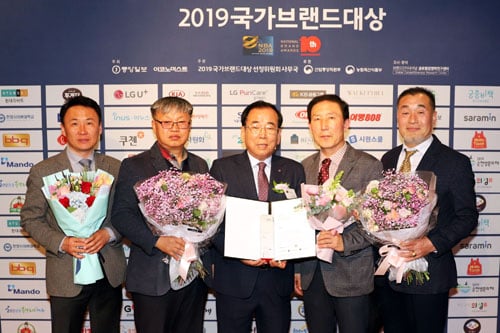 3일 2019년 국가브랜드대상 시상식에서 대한민국대표 수산물인 영광굴비가 청정수산물 분야 국가브랜드 대상을 수상한 가운데 김준성 영광군수(사진 가운데) 등이 기념사진을 찍고 있다./사진=전남도 제공