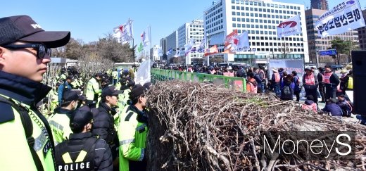 [머니S포토] 경찰과 대치중인 민노총, 노동법-탄력근로제 규탄