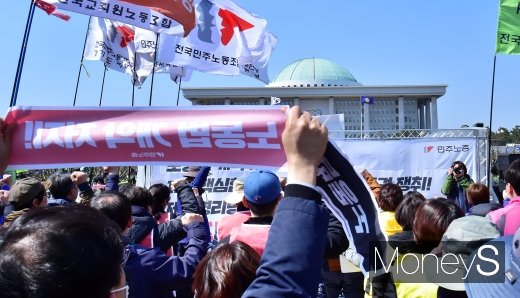 [머니S포토] 국회 앞 노동법 개악 저지 투쟁 외치는 민노총