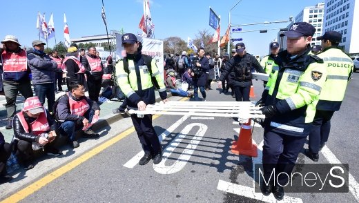 [머니S포토] 민노총 노동법 개악 저지 투쟁에 파손된 국회 울타리