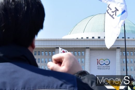 [머니S포토] 노동법 개악 저지 관련 주먹 불끈 쥔 민노총