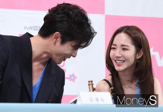 [머니S포토] 김재욱·박민영 '현실 로맨틱'