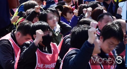 [머니S포토] 주먹 불끈 쥔 민노총 노동자