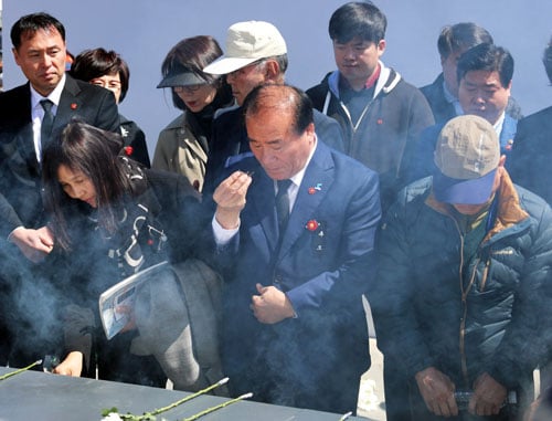 3일 제주4·3평화공원에서 열린 '제71주년 4·3 희생자 추념식'에 참석한 장휘국 광주시교육감(사진 앞줄 가운데)이 헌화 분향하고 있다. /사진=광주시교육청 제공