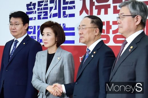 [머니S포토] 홍남기·이재갑 장관, 자유한국당 방문한 까닭은